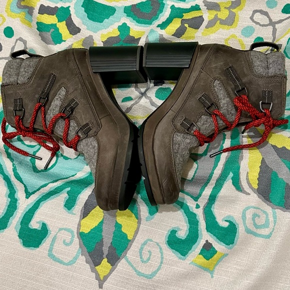 Sorel heeled boots EUC - size 9 - Picture 1 of 9
